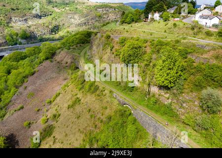 Vista aerea di una vecchia strada del tram convertita in una pista ciclabile vicino al villaggio di Clydach nel Galles del Sud, Regno Unito Foto Stock