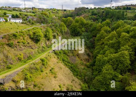 Vista aerea di una vecchia strada del tram convertita in una pista ciclabile vicino al villaggio di Clydach nel Galles del Sud, Regno Unito Foto Stock