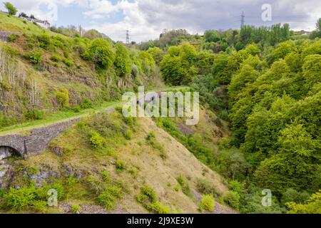 Vista aerea di una vecchia strada del tram convertita in una pista ciclabile vicino al villaggio di Clydach nel Galles del Sud, Regno Unito Foto Stock