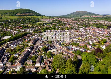 Vista aerea della città gallese di Abergavenny circondata da verdi campi e colline (Galles, Regno Unito) Foto Stock