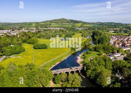 Vista aerea di un vecchio ponte sul fiume Usk che separa le città di Llanfoist e Abergavenny in Galles, Regno Unito Foto Stock