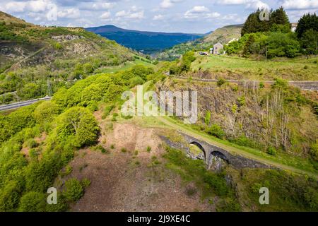 Vista aerea di una vecchia strada del tram convertita in una pista ciclabile vicino al villaggio di Clydach nel Galles del Sud, Regno Unito Foto Stock