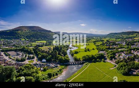 Vista aerea del fiume Usk e la città rurale gallese di Abergavenny, Monmouthshire Foto Stock