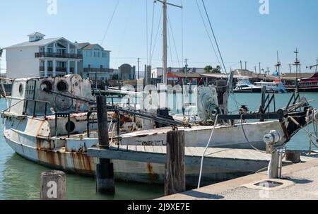 PORT ARANSAS, TX - 13 FEB 2020 - FORTUNA è una barca da pesca arrugginita legata da corde al molo nel porticciolo in una giornata di sole con cielo blu. Foto Stock