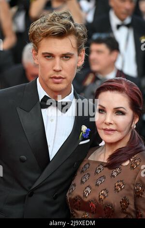 Austin Butler, Priscilla Presley partecipa alla prima del film Elvis durante il Festival del Cinema di Cannes 75th a Cannes, Francia, il 25 maggio 2022. Foto di Julien Reynaud/APS-Medias/ABACAPRESSS.COM Foto Stock