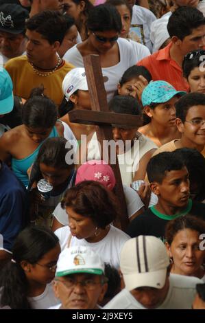 I devoti pagano le loro promesse a Maria di Nazaret a Círio de Nazaré, la più grande processione mariana del mondo. Belém, Pará, Amazzonia, Brasile. 2005. Foto Stock