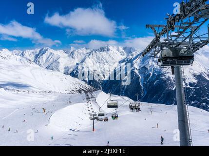 Soelden, Austria - 9 marzo 2016: Sciatori e doppia seggiovia nella stazione sciistica Alpina di Solden. Foto Stock