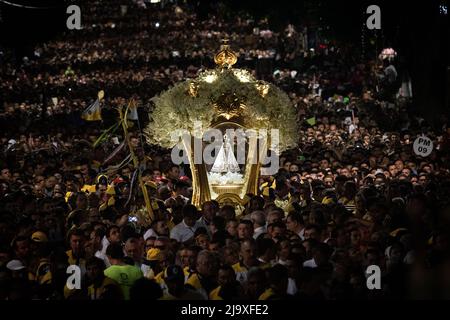 Berlinda e folla di persone a Círio de Nazaré che accade ogni ottobre a Belém, Pará, Amazzonia, Brasile. Ottobre, 2015. Foto Stock