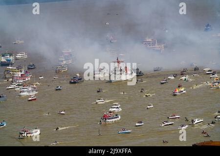 Veduta aerea di Círio Fluvial con barche nel Bayin Guajará a Belém, Pará, Amazon, Brasile. Ottobre, 2017. Foto Stock