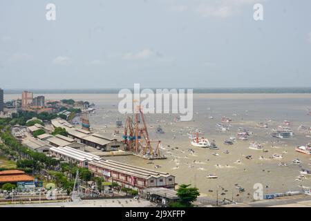 Veduta aerea di Círio Fluvial con barche nel Bayin Guajará a Belém, Pará, Amazon, Brasile. Ottobre, 2017. Foto Stock