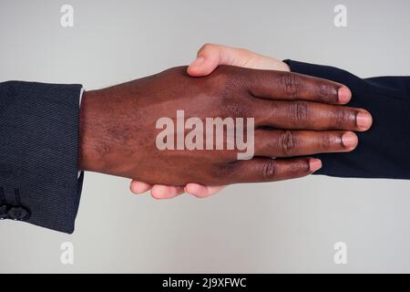 Stretta di mano tra l'uomo tao africano Foto Stock