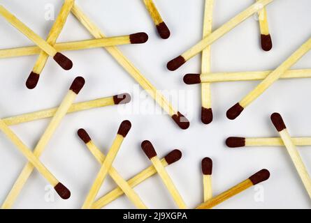 Composizione di eventuali fuoriuscite di scatola di fiammiferi su sfondo bianco Foto Stock