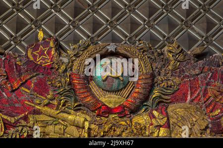 Emblema Mosaico sovietico URSS con martello e falce. Foto Stock