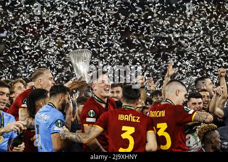 Tirana, Albania. 25th maggio 2022. TIRANA - COME portiere di Roma Rui Patricio, Rick Karsdorp di AS Roma, Roger Ibanez di AS Roma, Bryan Cristante di AS Roma, Matias Vina di AS Roma, Chris Smalling di AS Roma, Lorenzo Pellegrini di AS Roma, Tammy Abraham di AS Roma, Carles Perez o AS Roma, Riccardo Calafiori o COME Roma, Eldor Shomurodov o COME Roma, Ainsley Maitland-Niles o COME Roma, Jordan Veretout o COME Roma, Nicolò Zaniolo o COME Roma, Gianluca Mancini o COME Roma, Marash Kumbulla o COME Roma, Sergio Oliveira o COME Roma, Leonardo Spinazzola o COME Roma, Amawara o DIAWARADAS, Roma, Roma o AMADAS Edoardo Bove o AS Foto Stock