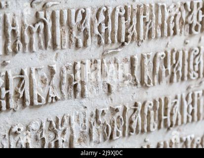 Vecchie lettere di script cirillico in pietra. Foto Stock