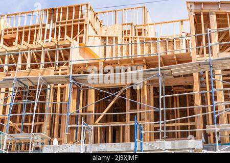 Vista esterna di edifici residenziali multifamily in costruzione in Mountain View; l'intera Silicon Valley e la San Francisco Bay Area si affacciano Foto Stock