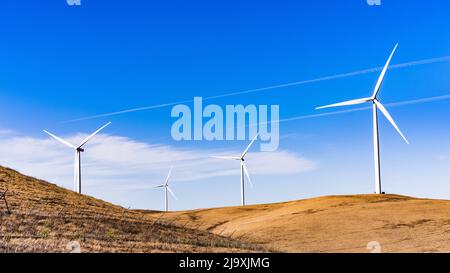 Turbine eoliche sulla cima delle colline dorate nella contea di Contra Costa, nella zona orientale della baia di San Francisco, California Foto Stock