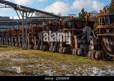 Vagone transfer ladle presso lo stabilimento della fonderia. Concetto di fonderia e riciclaggio dei metalli Foto Stock