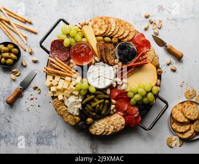 Sopra di bordo di salumi di formaggio, carne, cracker e frutta. Foto Stock