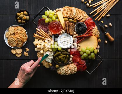 Consegna di salumi di carne, formaggio, frutta, cracker. Foto Stock