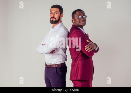 Due uomini di affari fiduciosi che parlano alto cinque lavoro di squadra azienda internazionale buon affare.afro americano ed europeo uomo in studio su sfondo bianco Foto Stock