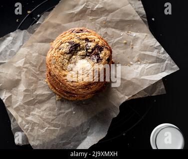 Pila di biscotti al cioccolato e latte Foto Stock