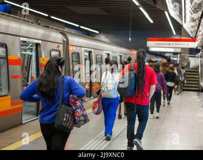 Stazione della metropolitana di Tobalaba, linea 4 della metropolitana di Santiago. Providencia, Cile Foto Stock