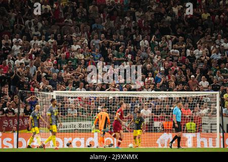 Tirana, Albania. 25th maggio 2022. Tirana, Albania. 25th maggio 2022. Tirana - i tifosi di Feyenoord dopo Nicolo Zaniolo di AS Roma segnano il 1-0 durante la partita tra AS Roma e Feyenoord ad Air Albaniastadion il 25 maggio 2022 a Tirana, Albania. (Box to Box Pictures/Yannick Verhoeven) Credit: Box to box pictures/Alamy Live News Credit: Box to box pictures/Alamy Live News Foto Stock