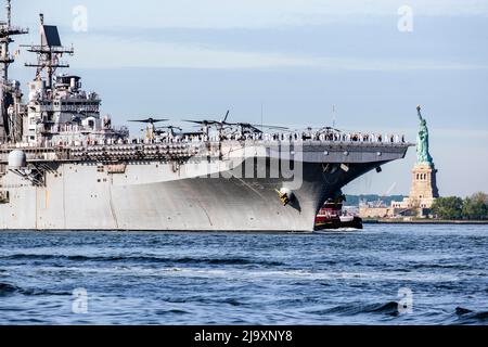 New York, New York, Stati Uniti. 25th maggio 2022. Nave d'assalto anfibio USS Bataan (LHD-5) di classe WASP che risale il fiume Hudson passando per la Statua della libertà mentre NYC dà il benvenuto ai coraggiosi uomini e donne della Marina degli Stati Uniti, dei Marines e della Guardia Costiera per la settimana della flotta. La celebrazione durante la settimana include la Parata delle navi e altri eventi come tour delle navi e concerti in città. È la prima volta dalla Pandemic che Fleet Week sta avvenendo. (Credit Image: © Milo Hess/ZUMA Press Wire) Foto Stock