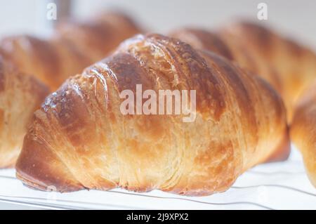 Croissant alla francese con retro fresco, luminoso ai raggi del sole del mattino. Foto Stock