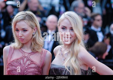 Cannes, Francia. 25th maggio 2022. Cannes, Francia, mercoledì, maggio. 25, 2022 - Principessa Maria Carolina di Borbone e Principessa Maria Chiara di Borbone vista al tappeto rosso di Elvis durante il Festival del Cinema di Cannes del 75th al Palais des Festivals et des Congrès de Cannes . Foto di Credit: Julie Edwards/Alamy Live News Foto Stock