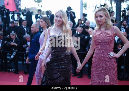 Cannes, Francia. 25th maggio 2022. Cannes, Francia, mercoledì, maggio. 25, 2022 - Principessa Maria Carolina di Borbone e Principessa Maria Chiara di Borbone vista al tappeto rosso di Elvis durante il Festival del Cinema di Cannes del 75th al Palais des Festivals et des Congrès de Cannes . Foto di Credit: Julie Edwards/Alamy Live News Foto Stock