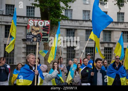 Londra, Regno Unito. 25th maggio 2022. La gente si è riunita a Whitehall per protestare contro la guerra in corso in Ucraina. Credit: Kiki Streitberger / Alamy Live News Foto Stock