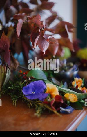 Natura Still vita di un assortimento di foglie, petali, frutta caduta Foto Stock