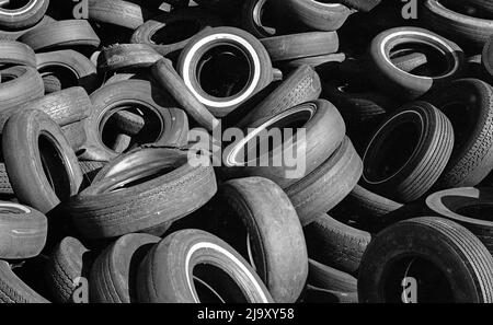 Cumulo di pneumatici usati da automobili e camion Foto Stock