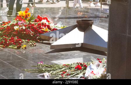 Memoriale commemorativo. Posa dei fiori al fuoco eterno. Omaggio alla memoria dei soldati caduti. Fiori e un saldatore per soldati. Foto Stock