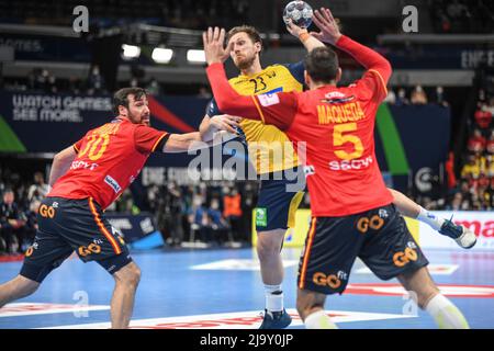 Albin Lagergren (Svezia) contro la Spagna. EHF Euro 2022. Gioco finale Foto Stock