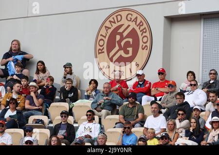 Parigi, Francia. 25th maggio 2022. Gli spettatori assistono alla seconda partita tra Alexander Zverev di Germania e Sebastian Baez d'Argentina al torneo di tennis del French Open al Roland Garros di Parigi, Francia, 25 maggio 2022. Credit: Gao Jing/Xinhua/Alamy Live News Foto Stock