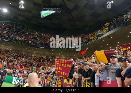 Arena Nazionale, Tirana, Albania. 25th maggio 2022. Finale della Conference League, COME Roma contro Feyenoord Rotterdam; sostenitori di Roma Credit: Action Plus Sports/Alamy Live News Foto Stock