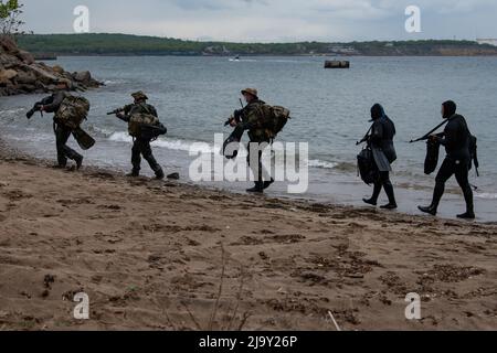 Le forze speciali di operazione (SOF) degli Stati Uniti e della Bulgaria conducono sopra il movimento della spiaggia per simulare l'infiltrazione clandestina durante l'esercitazione Trojan Footprint 22 a Burgas, Bulgaria il 3 maggio 2022. Exercise Trojan Footprint è il principale centro operativo che le forze speciali esercitano in Europa, che si concentra sul miglioramento della capacità delle forze operative speciali di contrastare le minacce, aumentare l'integrazione con le forze convenzionali e migliorare l'interoperabilità con i nostri alleati NATO e partner europei. (STATI UNITI Foto Navy di Mass Communication Specialist 2nd Classe William Carlisle) Foto Stock