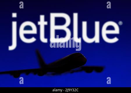 Brasile. 25th maggio 2022. In questa foto, la silhouette di un aereo Airbus A380 con il logo JetBlue Airways sullo sfondo. Credit: SOPA Images Limited/Alamy Live News Foto Stock