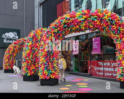 Toronto - arco colorato pop art fatto di tagliatelle riciclate di fronte ad un centro commerciale, per promuovere lo spirito del quartiere Foto Stock