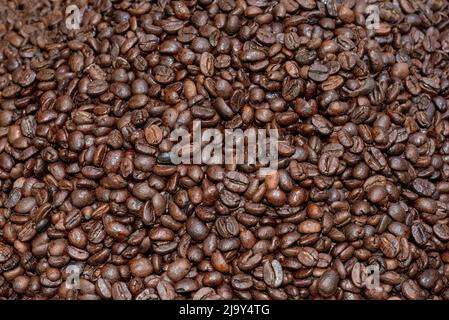 Fondo di chicchi di caffè arrosto. Chicchi di caffè colore saturo immagine sfondo bello Foto Stock