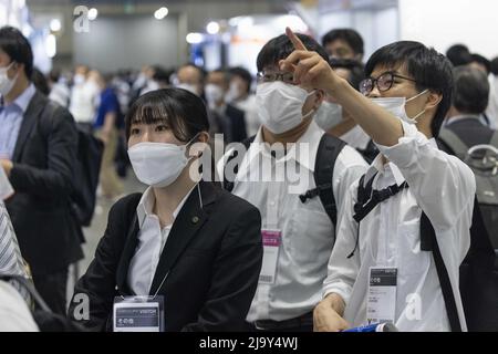 Yokohama, Giappone. 25th maggio 2022. I visitatori del Automotive Engineering Exposition 2022 a Pacifico Yokohama partecipano ad una presentazione del produttore giapponese di fibre e prodotti chimici intermedi Asahi Kasei. Con il passaggio dalle auto a benzina ai veicoli elettrici, l'industria automobilistica si trova ad affrontare nuove sfide e alimenta l'innovazione tecnologica e la sostenibilità per quanto riguarda il cambiamento climatico e le aspettative della società. I leader mondiali della tecnologia si riuniscono dal 25th al 27th maggio 2022 a Yokohama, in Giappone, per presentare i loro prodotti e le loro soluzioni aziendali più recenti. Credit: SOPA Images Limited/Alamy Live News Foto Stock