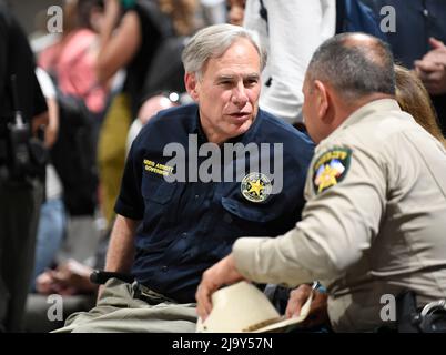 Uvalde, Texas, Stati Uniti. 25th maggio 2022. Texas Gov. GREG ABBOTT parla con un poliziotto presso un servizio di guarigione a livello comunitario, che si è svolto mercoledì 25 maggio 2022 presso la zona fieristica della contea di Uvalde. L'evento segue un'azione di massa alla Scuola elementare Rose di Uvalde che ha ucciso martedì 19 studenti e due insegnanti. (Credit Image: © Bob Daemmrich/ZUMA Press Wire) Credit: ZUMA Press, Inc./Alamy Live News Foto Stock