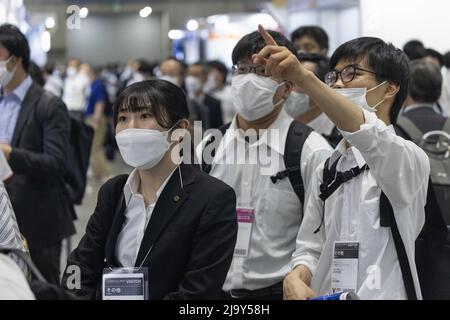 I visitatori del Automotive Engineering Exposition 2022 a Pacifico Yokohama partecipano ad una presentazione del produttore giapponese di fibre e prodotti chimici intermedi Asahi Kasei. Con il passaggio dalle auto a benzina ai veicoli elettrici, l'industria automobilistica si trova ad affrontare nuove sfide e alimenta l'innovazione tecnologica e la sostenibilità per quanto riguarda il cambiamento climatico e le aspettative della società. I leader mondiali della tecnologia si riuniscono dal 25th al 27th maggio 2022 a Yokohama, in Giappone, per presentare i loro prodotti e le loro soluzioni aziendali più recenti. (Foto di Stanislav Koggiku/SOPA Images/Sipa USA) Foto Stock