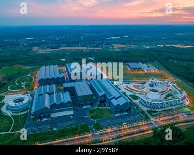 HEFEI, CINA - 22 MAGGIO 2022 - la foto aerea scattata il 22 maggio 2022 mostra l'edificio amministrativo, l'impianto sperimentale e la sala di distribuzione dell'energia di Foto Stock