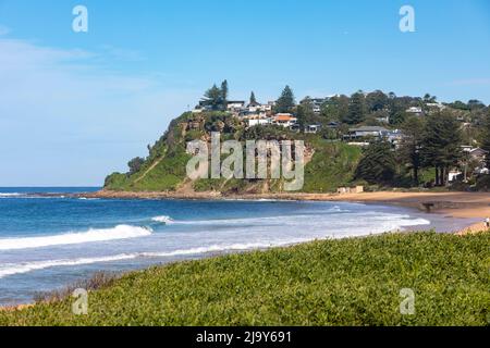 Newport Beach a Sydney, una delle spiagge settentrionali di Sydney con case in cima alla scogliera sul promontorio di Bungan, NSW, Australia Foto Stock