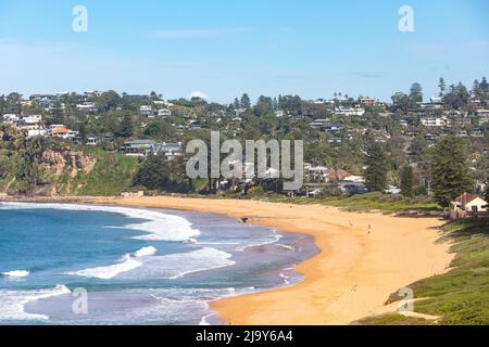 Newport Beach, sobborgo di Sydney con spiaggia sabbiosa e costa, Sydney, NSW, Australia in una soleggiata giornata autunnale Foto Stock