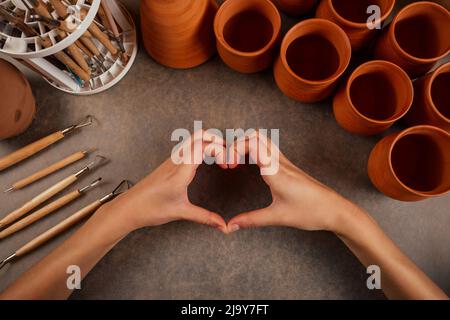 bell'uomo e donna felice coppia in amore di lavoro su ruota ceramica mentre al laboratorio di ceramica. marito e moglie nel kraft studio creativo, giovane Foto Stock